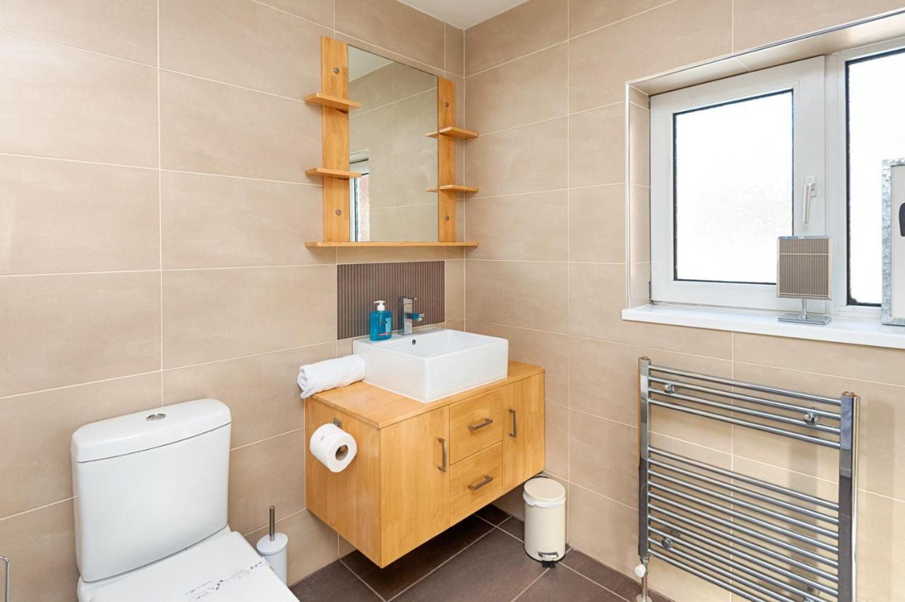 Parking, Garden, En-Suite & Tv'S In All Rooms, Large Living Space Swansea Exterior photo