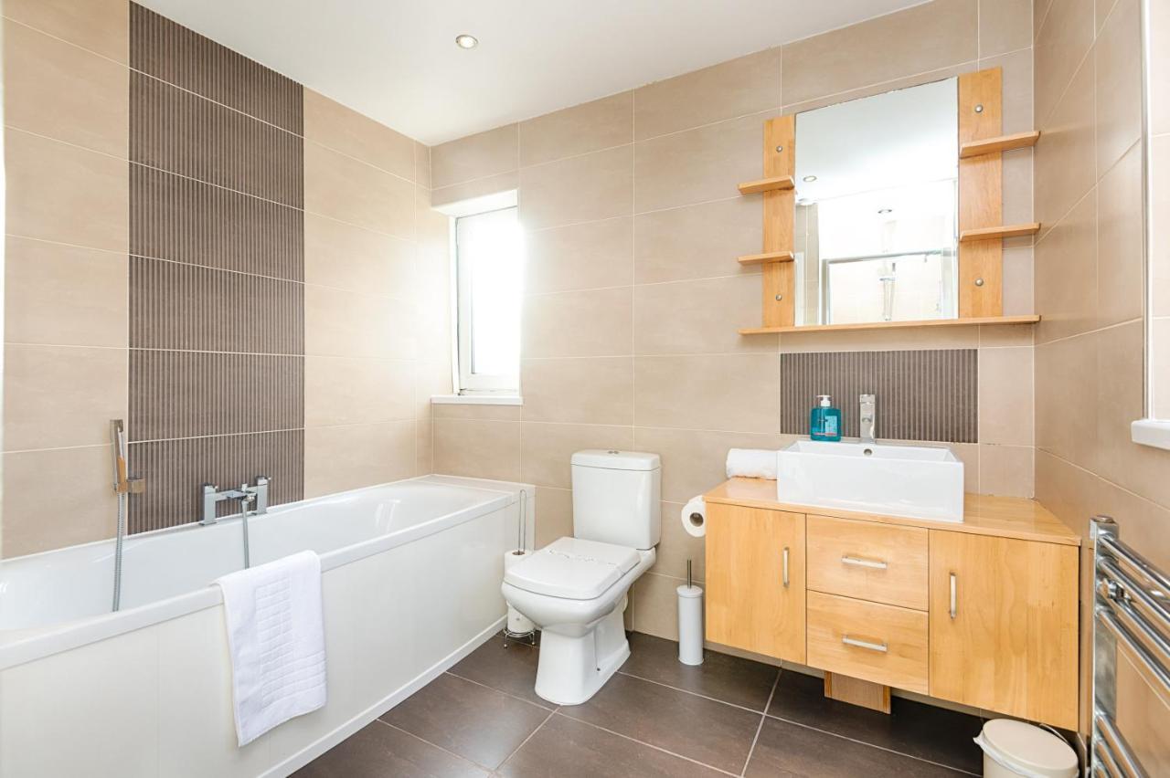 Parking, Garden, En-Suite & Tv'S In All Rooms, Large Living Space Swansea Exterior photo
